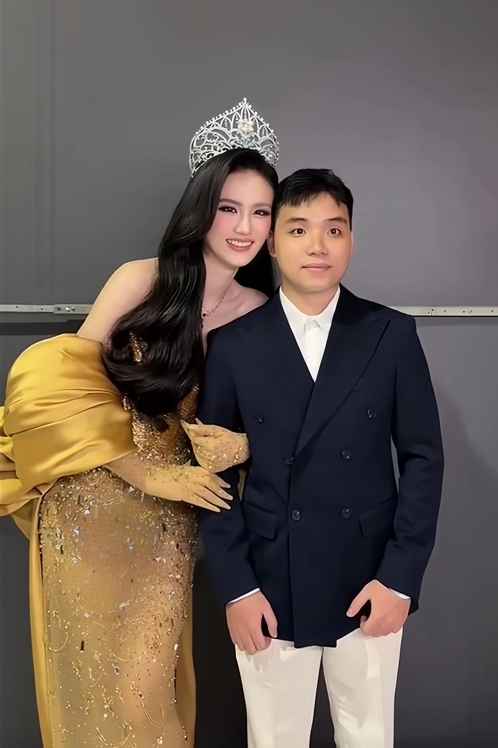 Hoa hậu Ý Nhi lên tiếng chuyện được bạn trai cầu hôn- Ảnh 4. Hoa hậu Ý Nhi lên tiếng chuyện được bạn trai cầu hôn- Ảnh 4.