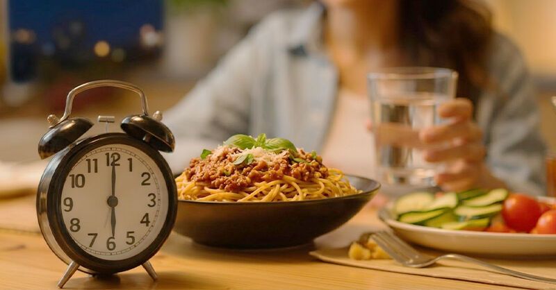Nghiện ăn đêm khiến cơ thể bật chế độ tích mỡ, bác sĩ chỉ ra 2 món cứu cánh- Ảnh 1.
