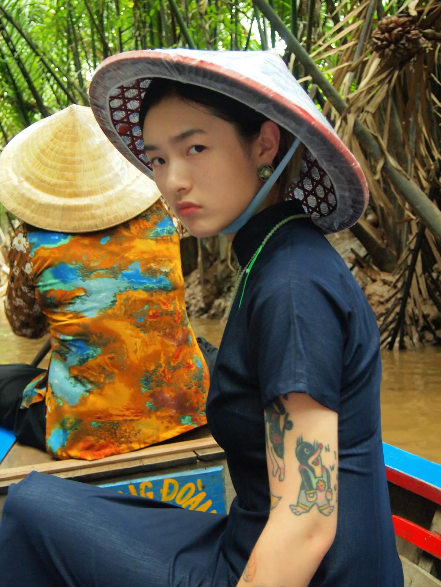Tỷ tỷ xứ Trung đua nhau mặc sườn xám ghé miền Tây đội nón lá chèo xuồng, làm nên mấy bộ hình "chấn động"- Ảnh 8.
