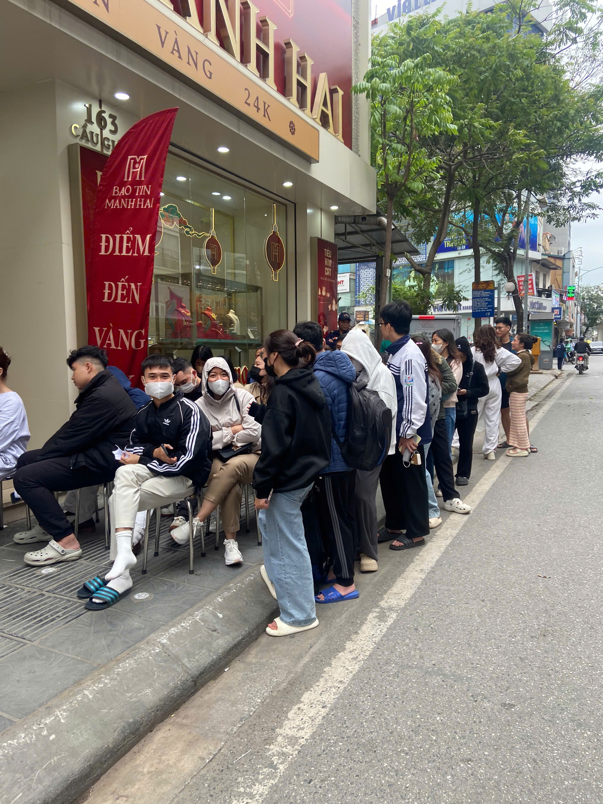 Vì sao vàng 18-19 triệu/chỉ thì tranh nhau xếp hàng, giờ còn 14,38 triệu lại không thấy ai?- Ảnh 5.