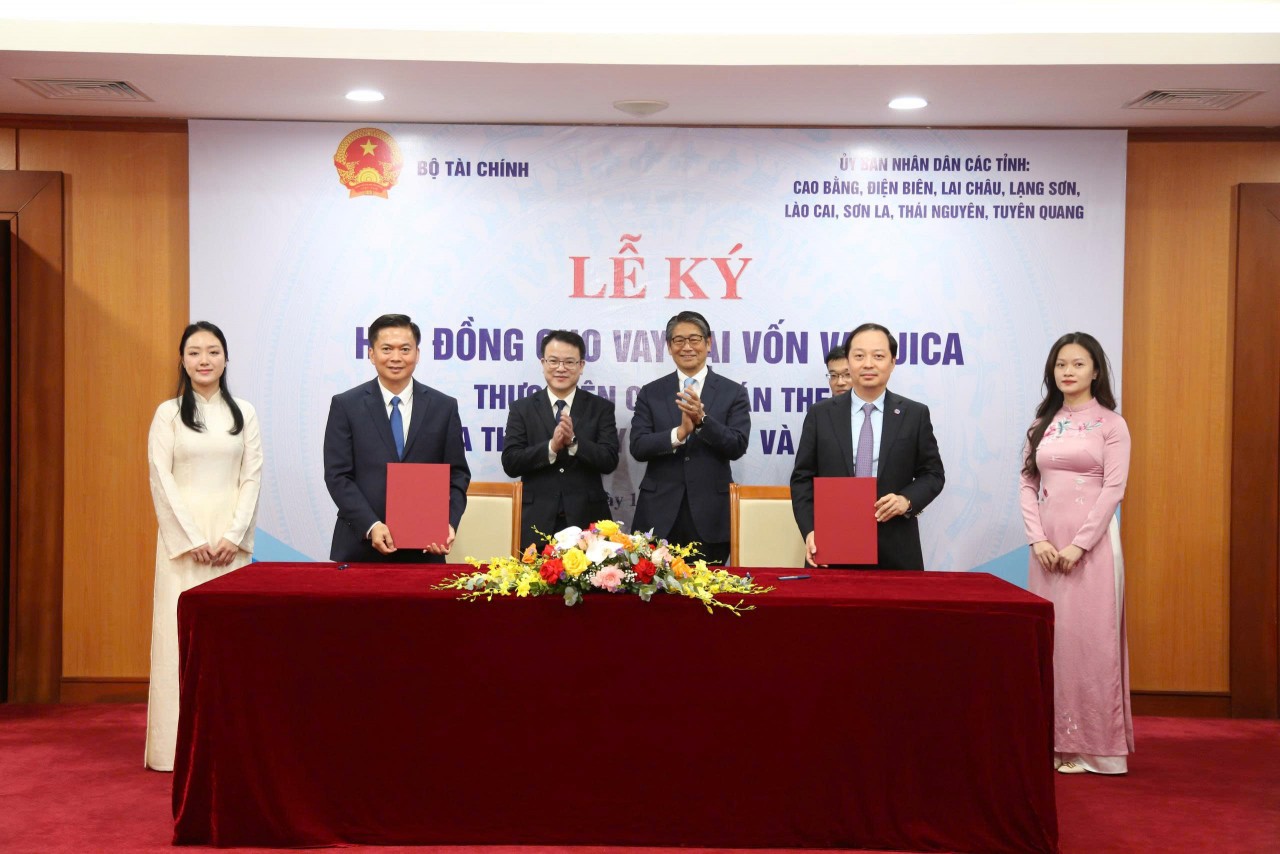 Bộ Tài chính và 8 tỉnh miền núi phía Bắc ký 11 hợp đồng cho vay lại hơn 39 tỷ Yên vốn vay JICA