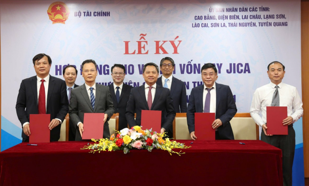 Bộ Tài chính và 8 tỉnh miền núi phía Bắc ký 11 hợp đồng cho vay lại hơn 39 tỷ Yên vốn vay JICA