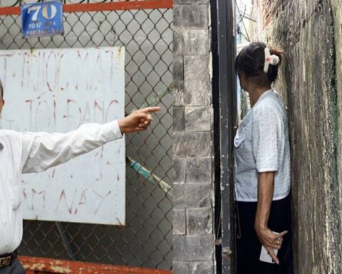 Chuyện hy hữu ở TP.HCM: Có nhà, có sổ nhưng hơn 10 năm vẫn không thể về ở vì… không có lối đi