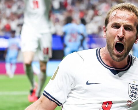 Bùng nổ cảm xúc: Harry Kane lập cú đúp siêu đẳng cứu tuyển Anh thoát thua ngoạn mục, tạo kỳ tích vô tiền khoáng hậu
