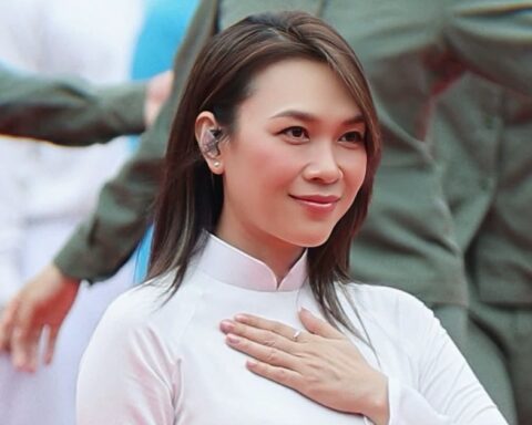 Mỹ Tâm tóc đen, áo dài trắng sáng bừng cả Dinh Độc lập, hình ảnh để đời tái hiện xuất s
