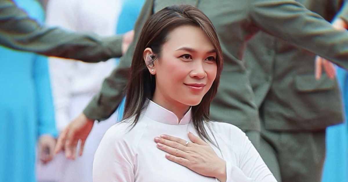 Mỹ Tâm tóc đen, áo dài trắng sáng bừng cả Dinh Độc lập, hình ảnh để đời tái hiện xuất s