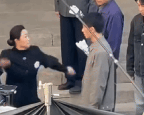 Nam diễn viên hạng A bị tát đỏ mặt tía tai trên phim trường, nhìn thấy ai cũng xót