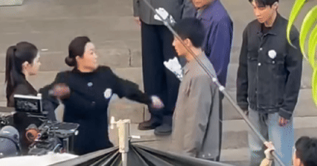 Nam diễn viên hạng A bị tát đỏ mặt tía tai trên phim trường, nhìn thấy ai cũng xót