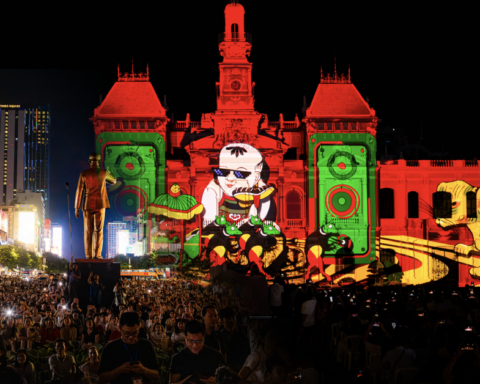 Bùng nổ 3D Mapping tại TP.HCM dịp kỉ niệm 50 năm ngày Thành phố Sài Gòn – Gia Định vinh dự mang tên Bác: “Vinh Hoa” đeo kính làm DJ, tòa nhà 100 năm tuổi biến hình ngoạn mục