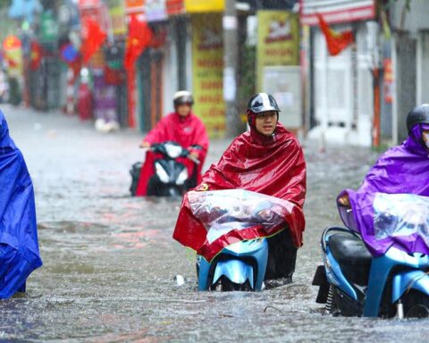 Mây dông đang bủa vây Hà Nội và loạt tỉnh, miền Bắc mưa như trút từ đêm nay