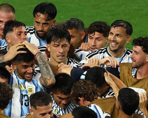 Argentina thắng chật vật 3-2 Cape Verde trong trận đấu “điên rồ” nhất World Cup kéo dài 120 phút, Vozinha làm lu mờ cả Messi