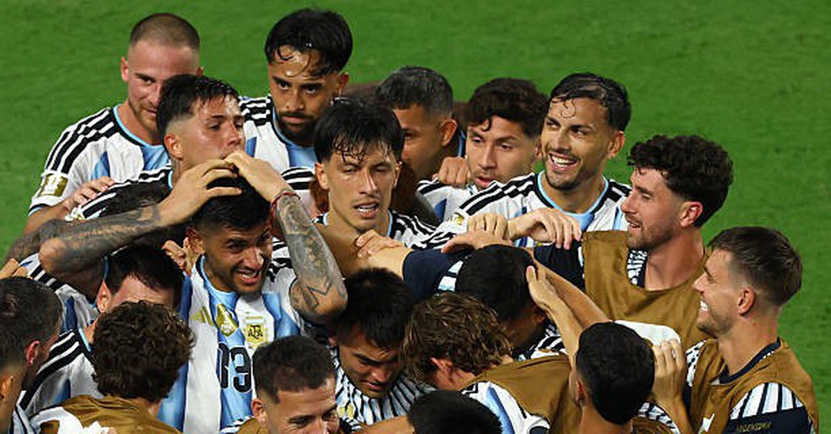 Argentina thắng chật vật 3-2 Cape Verde trong trận đấu “điên rồ” nhất World Cup kéo dài 120 phút, Vozinha làm lu mờ cả Messi