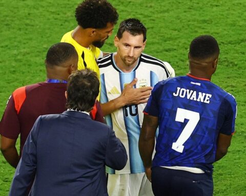 Quốc đảo nhỏ bé vừa làm Messi kiệt sức: Dân số nửa triệu người nhưng có thị trường chứng khoán, số mã cổ phiếu gây sốc