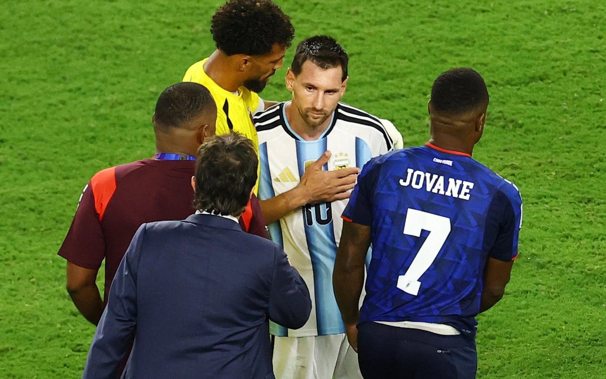 Quốc đảo nhỏ bé vừa làm Messi kiệt sức: Dân số nửa triệu người nhưng có thị trường chứng khoán, số mã cổ phiếu gây sốc