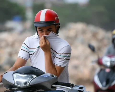 Bụi mù, bùn lầy ‘bủa vây’ công trường cải tạo kênh La Khê