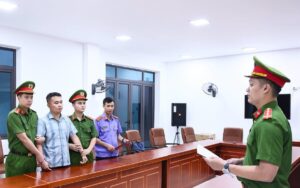 Giữ khẩn cấp thầy giáo liên quan điểm thi Toán cao bất thường