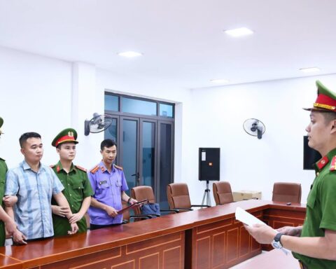 Giữ khẩn cấp thầy giáo liên quan điểm thi Toán cao bất thường