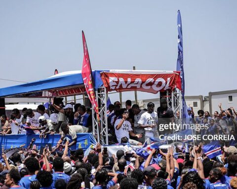 Thủ môn Vozinha ngồi xe tải, biển người Cape Verde chào đón những “người hùng” World Cup trở về