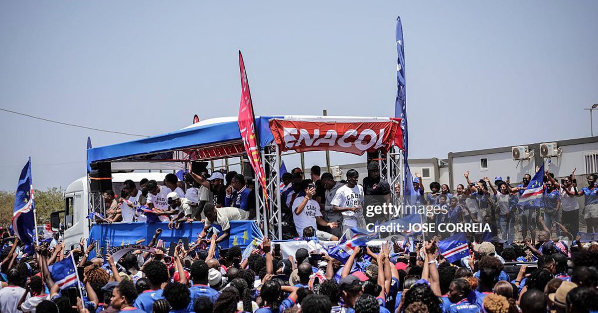 Thủ môn Vozinha ngồi xe tải, biển người Cape Verde chào đón những “người hùng” World Cup trở về