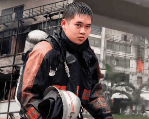 Lời kể của công nhân vụ cháy lớn ở Hà Đông: Bên trong chỉ thấy khói, ra ngoài mới biết lửa đã bao trùm 2 tầng