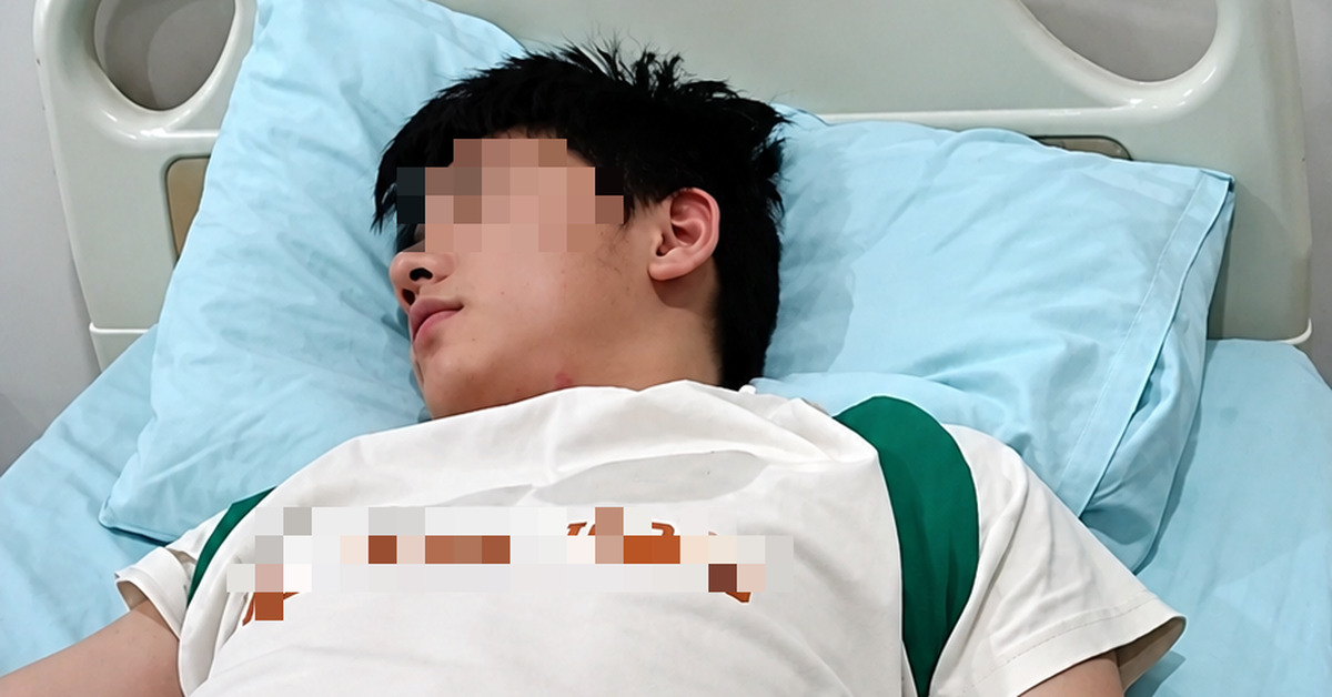 Nam sinh 15 tuổi sốc nhiễm trùng nguy kịch: Bác sĩ hoảng hốt lấy ra 2 thứ gỉ sét dài 10cm từ niệu đạo