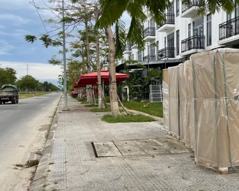 Tự ý cho thuê mặt bằng vỉa hè, công viên làm trạm sạc xe điện