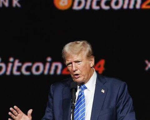 Ông Trump lên tiếng, Bitcoin phục hồi lên gần 63.500 USD sau cú sốc từ Strategy