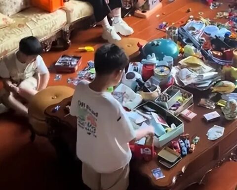Bức ảnh sum vầy của gia đình “lộ” một chi tiết gây tranh cãi, nhiều người nói: Đổi lại là tôi cũng chẳng vui nổi!
