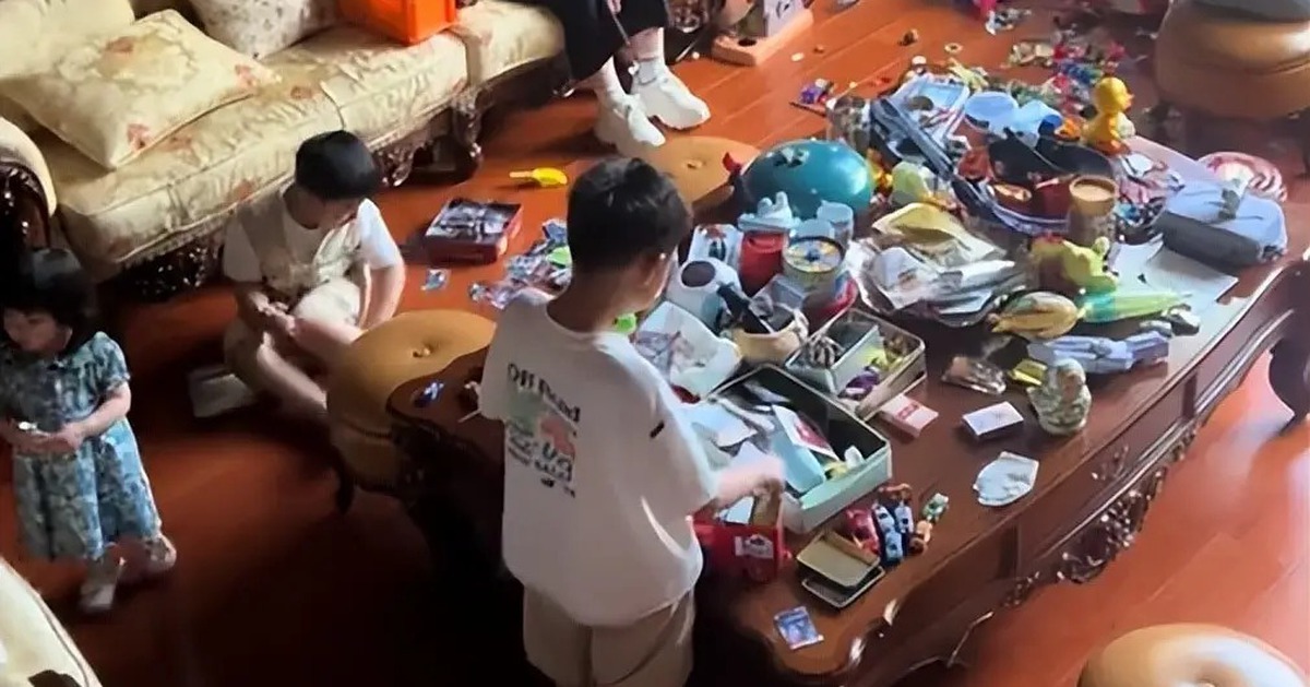 Bức ảnh sum vầy của gia đình “lộ” một chi tiết gây tranh cãi, nhiều người nói: Đổi lại là tôi cũng chẳng vui nổi!