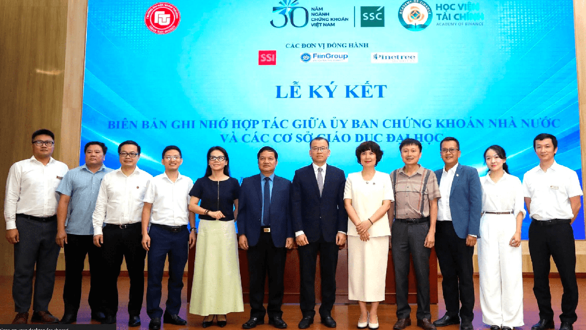 UBCKNN bắt tay hai trường đại học lớn, đẩy mạnh đào tạo nhân lực ngành chứng khoán