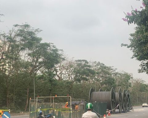 Rào chắn nhiều đoạn trên Đại lộ Thăng Long để thi công nút giao Vành đai 3,5