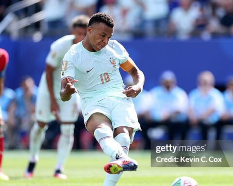 Mbappe sút trượt penalty giống Messi trong ngày đi vào lịch sử World Cup