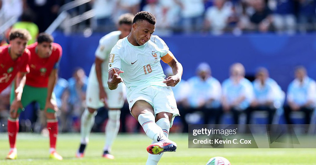 Mbappe sút trượt penalty giống Messi trong ngày đi vào lịch sử World Cup