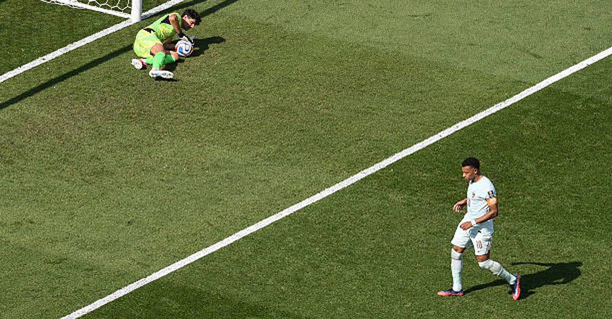 Trọng tài Argentina bị chỉ trích dữ dội vì “tra tấn tâm lý” khiến Mbappe sút hỏng phạt đền