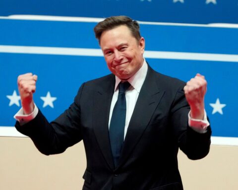 Nóng: Elon Musk nhắm tới túi quần của hàng tỷ người, sắp làm điện thoại mỏng hơn iPhone, có hệ điều hành riêng