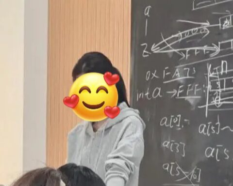 Chuyện lạ: Cô giáo bị phụ huynh kiện vì… quá đẹp, rốt cuộc ngoại hình nổi trội đến mức nào?