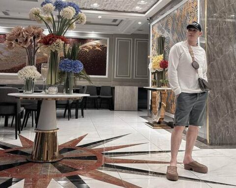 Nam nghệ sĩ là Viện phó rao cho thuê penthouse 650m² có 8 phòng ngủ, 10 toilet, hồ bơi riêng
