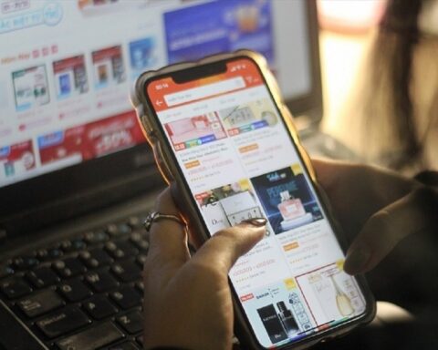Không chỉ các shop, người mua online cũng bắt đầu cảm thấy ‘đau ví’: Giá bán trung bình trên các sàn TMĐT tăng 33%