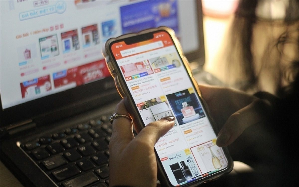 Không chỉ các shop, người mua online cũng bắt đầu cảm thấy ‘đau ví’: Giá bán trung bình trên các sàn TMĐT tăng 33%