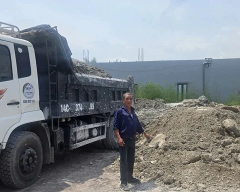 Khởi tố hai người đổ trái phép hơn 261 tấn chất thải bê tông