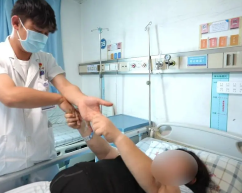 Người phụ nữ 30 tuổi bỗng bị đột quỵ giữa đêm dù chỉ số sức khỏe cực đẹp, tất cả là vì 1 thói quen uống nước kéo dài suốt nhiều năm