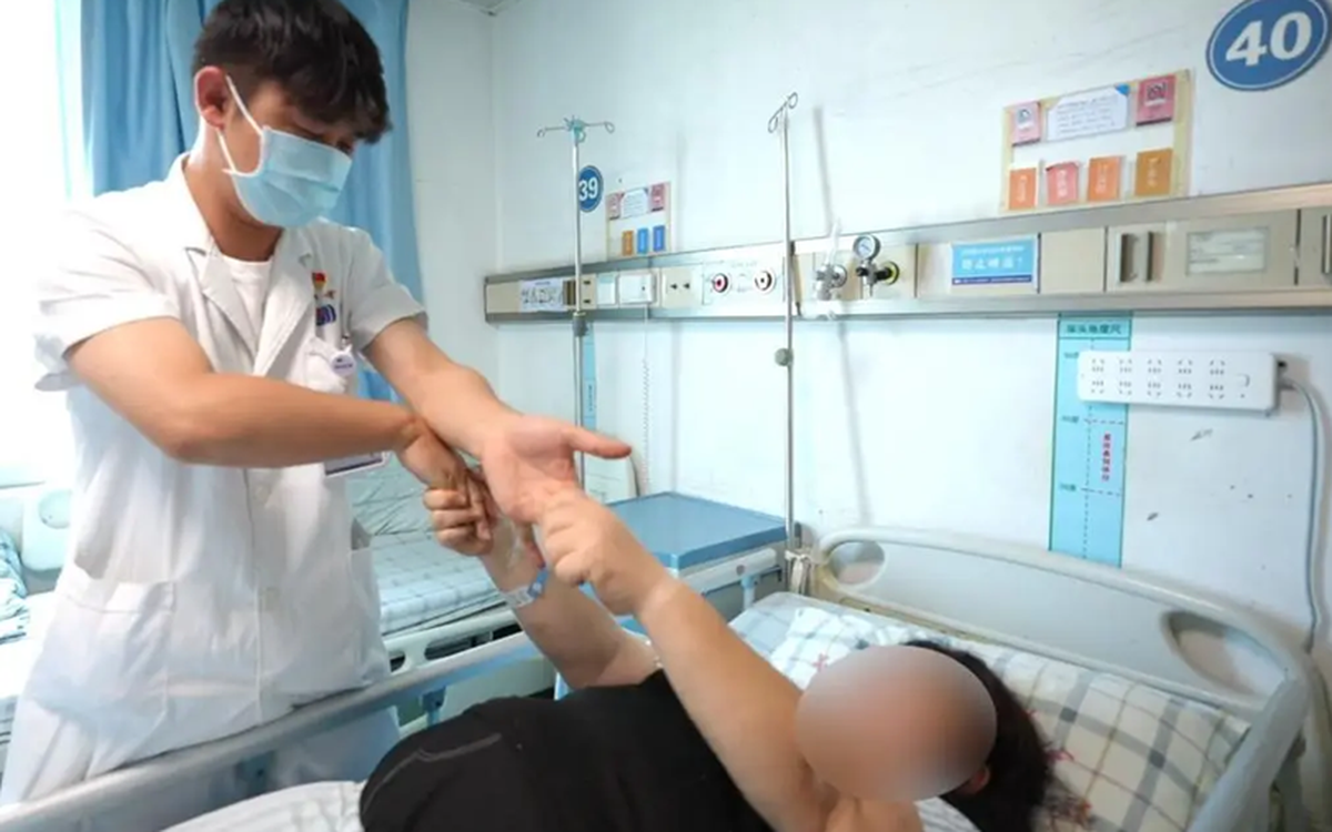 Người phụ nữ 30 tuổi bỗng bị đột quỵ giữa đêm dù chỉ số sức khỏe cực đẹp, tất cả là vì 1 thói quen uống nước kéo dài suốt nhiều năm
