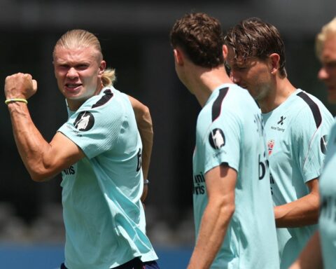 Haaland “đòi nợ” Rooney trước đại chiến với Anh: Lo mà đi chèo thuyền đi là vừa!