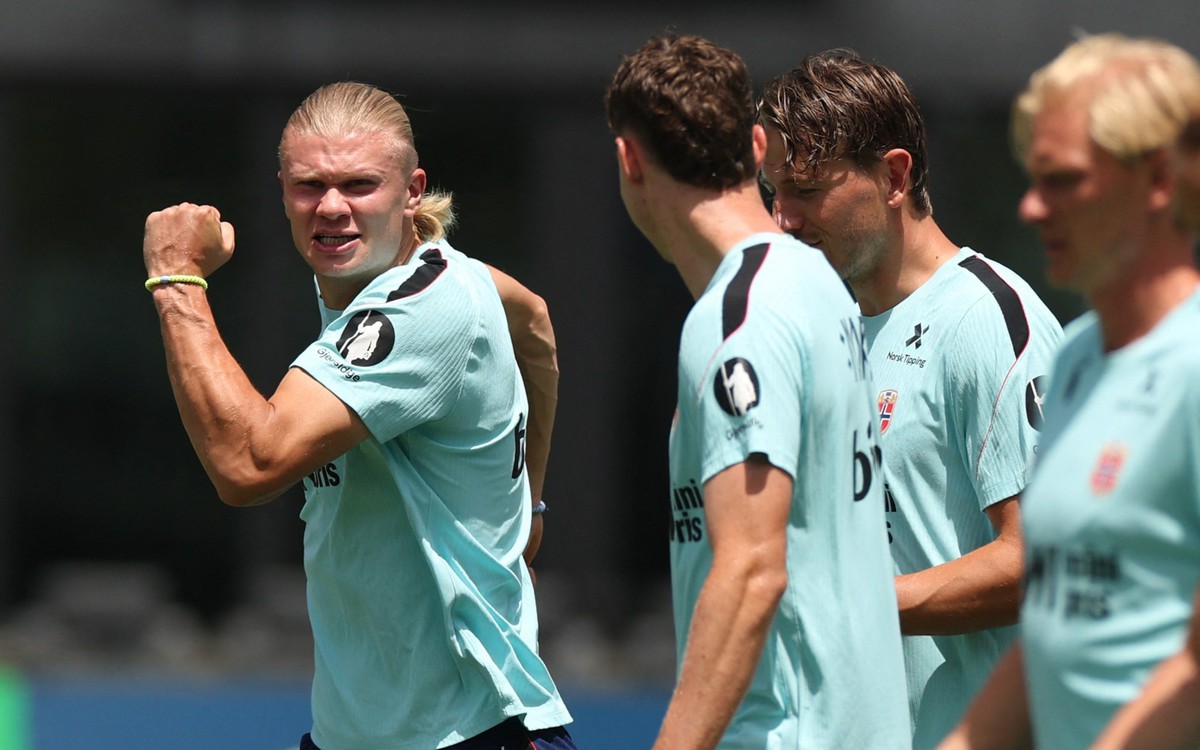 Haaland “đòi nợ” Rooney trước đại chiến với Anh: Lo mà đi chèo thuyền đi là vừa!