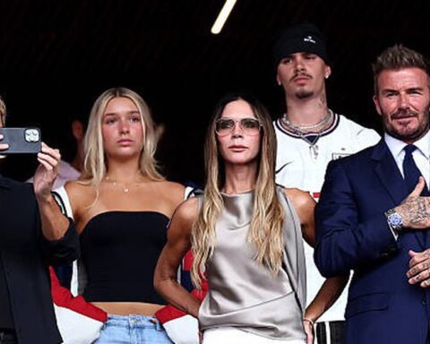 Tiểu thư Harper Beckham khoe visual sáng bừng, vóc dáng phổng phao cùng David Beckham trên khán đài cổ vũ tuyển Anh