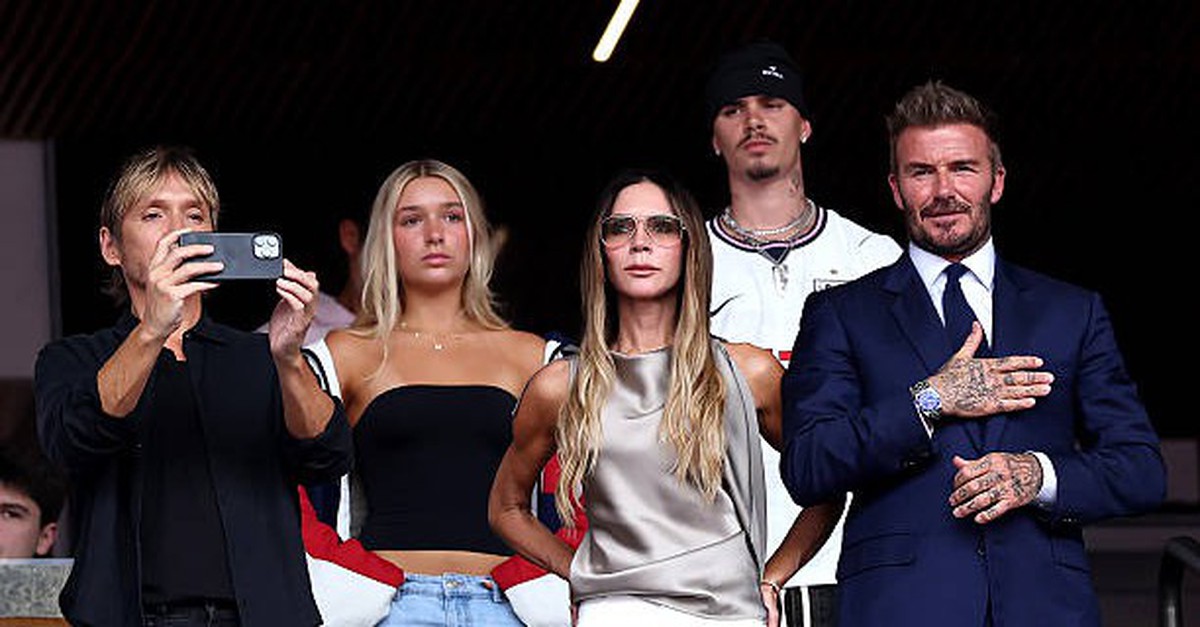 Tiểu thư Harper Beckham khoe visual sáng bừng, vóc dáng phổng phao cùng David Beckham trên khán đài cổ vũ tuyển Anh