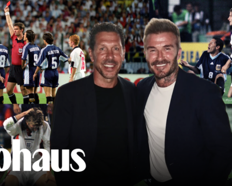 Beckham khoác vai Simeone: 28 năm sau tấm thẻ đỏ đen tối nhất đời, anh gọi đó là “một người bạn cũ”