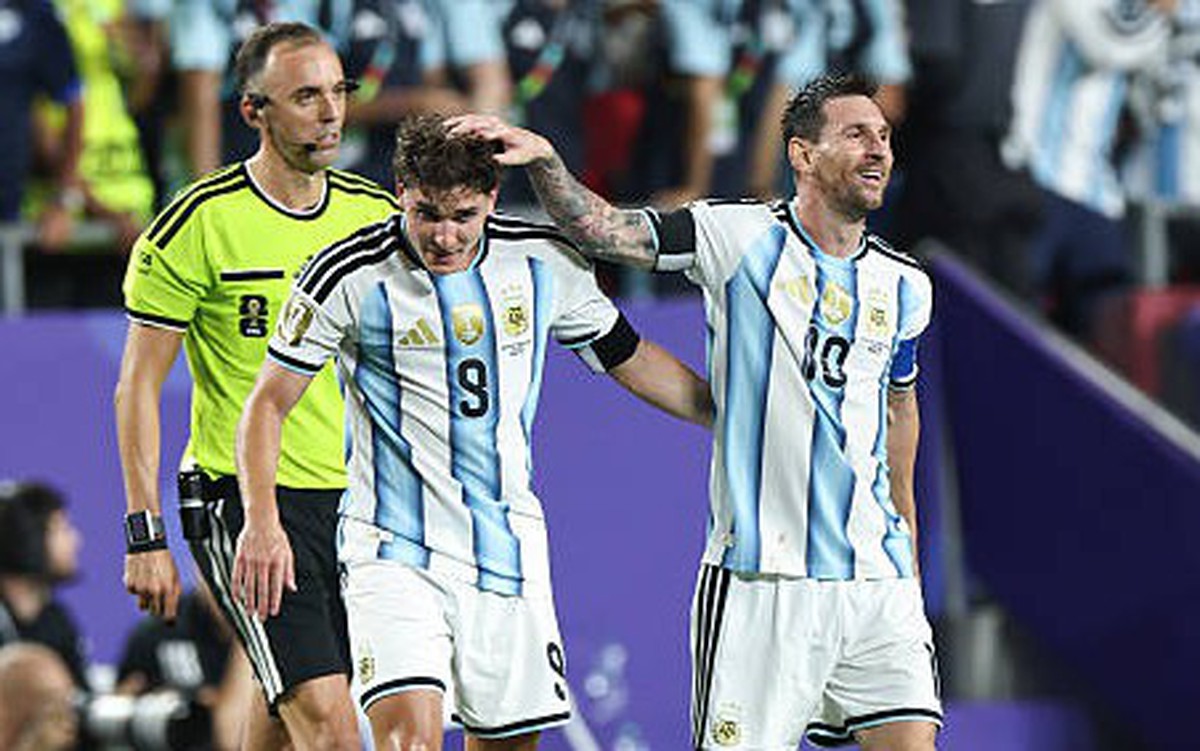 Julian Alvarez: “Chúng tôi sẵn sàng làm mọi thứ để Messi vô địch World Cup lần nữa”