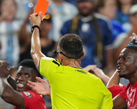 Luật VAR mới ở World Cup lý giải vì sao cầu thủ Thuỵ Sĩ bị đuổi khỏi sân trong trận gặp Argentina: Oan ức gì mà cãi!