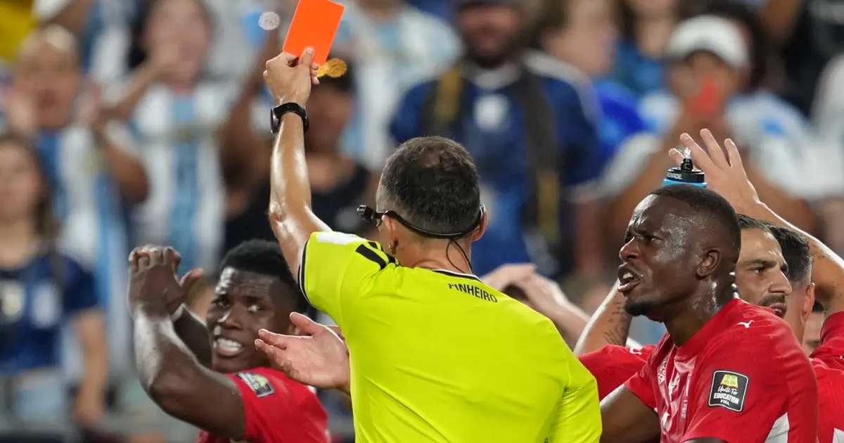 Luật VAR mới ở World Cup lý giải vì sao cầu thủ Thuỵ Sĩ bị đuổi khỏi sân trong trận gặp Argentina: Oan ức gì mà cãi!